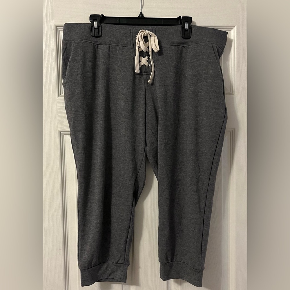 Motherhood maternity gray capri joggers size XL